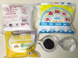 1、悠悠清香米蒸糕,准备好糯米粉、粘米粉、绵白糖、水、芝麻等