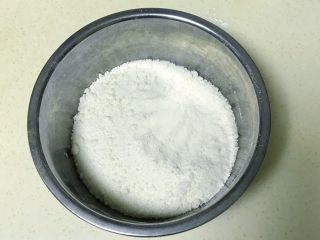 2、悠悠清香米蒸糕,把两种粉放进盆里