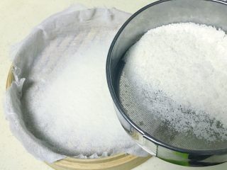 8、悠悠清香米蒸糕,开始将粉过筛,这个过程有点漫长,一定要耐心,因为粉是潮的,过筛就没有那么容易