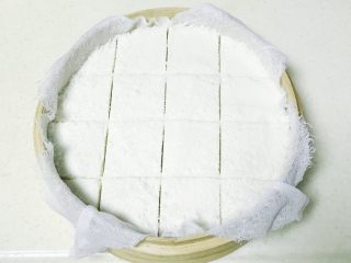 15、悠悠清香米蒸糕,划好分割线,一定要切到底,方便蒸熟后分块