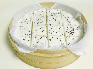 21、悠悠清香米蒸糕,这个是撒黑芝麻的