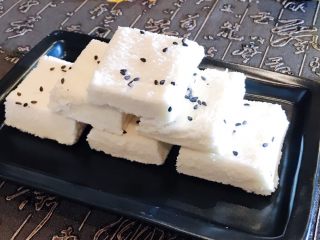 22、悠悠清香米蒸糕,蒸之前是切好的,所以等凉了只要轻轻掰开就可以了