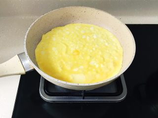 2、爱的沼夫三明治,喜欢吃鸡蛋丝的也可以另外再摊两张鸡蛋 放凉后切成细丝备用