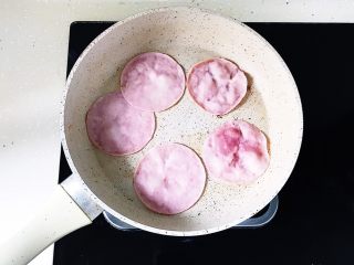 3、爱的沼夫三明治,火腿片煎熟备用