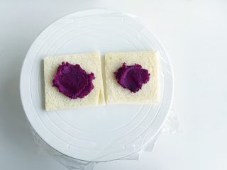 4、爱的沼夫三明治,将吐司的边边切掉 后挖两勺紫薯泥（吐司去边的图片就不放了应该都知道的 当然不切掉也可以呀 喜欢酥酥脆脆的可以放入平底锅稍微煎一下）