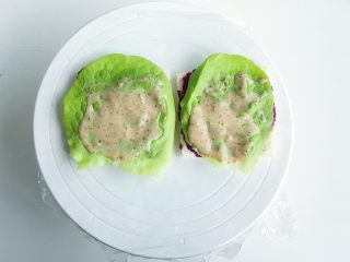 6、爱的沼夫三明治,依次铺上生菜叶和千岛酱（也可以搁自己喜欢的酱汁 没有硬性规定哈哈哈）