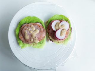 7、爱的沼夫三明治,铺上香喷喷的火腿片和樱桃萝卜（当然也可以用黄瓜啊 西红柿之类的）