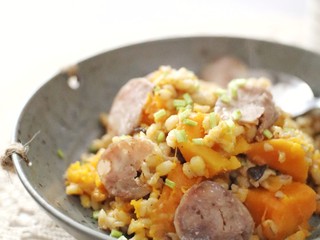 8、一键式，糙米南瓜腊肉饭,叮  ~  稍搅拌一下，盛入碗中撒上香菜根末。