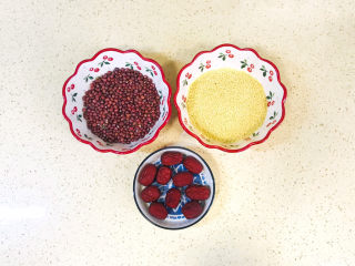 1、红豆小米粥,准备好食材