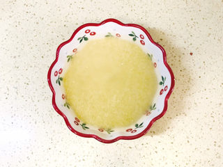 2、红豆小米粥,小米淘洗干净