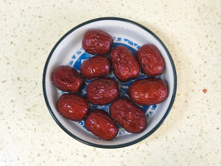 3、红豆小米粥,红枣洗净