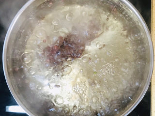 5、红豆小米粥,大火烧开，煮大约两分钟