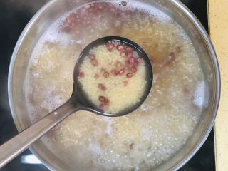 8、红豆小米粥,一直中火煮至红豆爆开