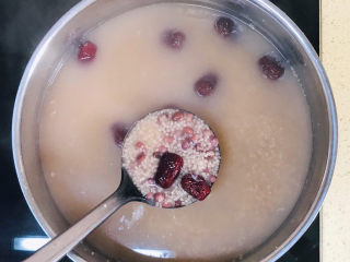 10、红豆小米粥,煮至红豆小米粥软糯香甜，就可以关火了