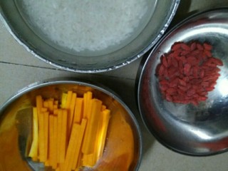 1、杞子南瓜粥,大米洗净，放冷藏浸泡一晚。