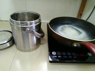 2、杞子南瓜粥,浸泡过的米再加些水和油盐煮沸(我注重养生，油盐免了，不习惯口味清淡的朋友可以适当调下味)。