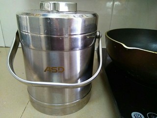 3、杞子南瓜粥,煮至水大沸，趁热倒入保温锅中并盖紧，几小时或隔一晚就闷成粥底了！这个煮粥底的方法简单方便，真的很实用！