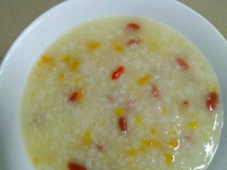 4、杞子南瓜粥,粥底加入南瓜丝和枸杞子煮沸即可。