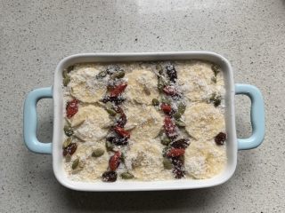 10、香蕉烤燕麦,撒入果仁和椰蓉