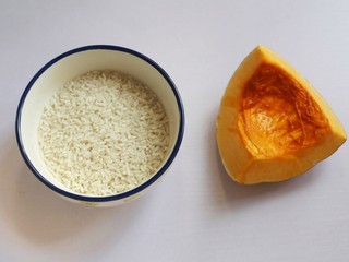 1、大米南瓜粥,准备好所有食材。