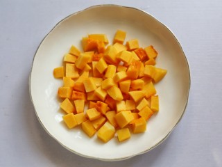 3、大米南瓜粥,切小块。