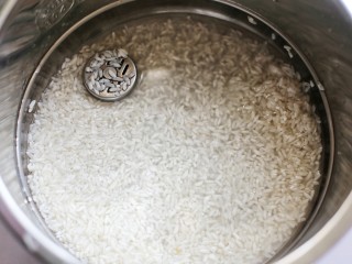 5、大米南瓜粥,放入锅中。