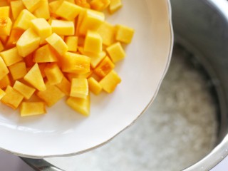 6、大米南瓜粥,倒入南瓜。