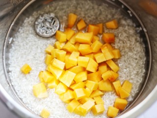 7、大米南瓜粥,抹平。