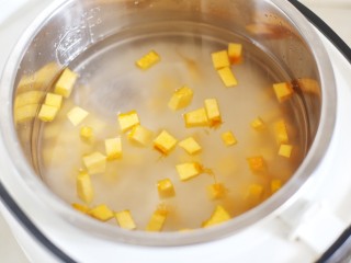 8、大米南瓜粥,加5倍的水。