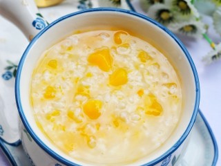 10、大米南瓜粥,盛入碗中。