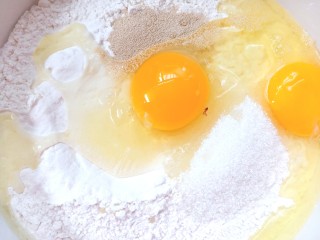 8、蜂蜜大麻花,将面粉放入盆中，加入白糖，酵母，鸡蛋