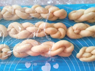 17、蜂蜜大麻花,全部卷好用保鲜膜盖好发酵至两倍大