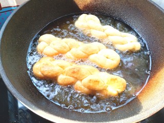 19、蜂蜜大麻花,5成热下入麻花炸