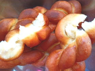 21、蜂蜜大麻花,掰开尝尝，外皮香脆，里面软甜，好吃