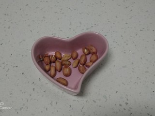 1、红薯、蔓菁、红枣、花生、玉米面粥,花生准备好