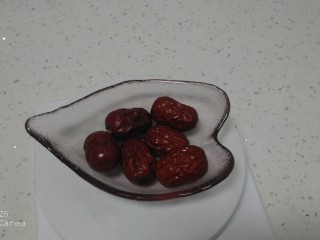 3、红薯、蔓菁、红枣、花生、玉米面粥,红枣准备好