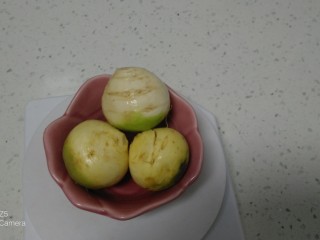 4、红薯、蔓菁、红枣、花生、玉米面粥,蔓菁洗干净