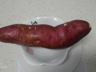 5、红薯、蔓菁、红枣、花生、玉米面粥,红薯洗干净