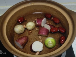 6、红薯、蔓菁、红枣、花生、玉米面粥,锅中放入清水、红薯、蔓菁、红枣、花生