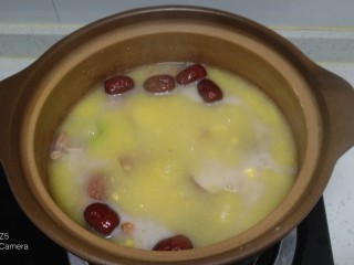 8、红薯、蔓菁、红枣、花生、玉米面粥,一边搅拌一边加入玉米面，转小火