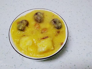 10、红薯、蔓菁、红枣、花生、玉米面粥,盛入碗中