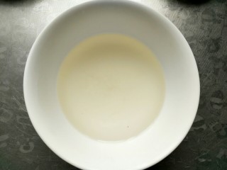 3、中式点心--水晶桂花糕,搅拌成糖水