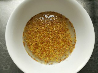 4、中式点心--水晶桂花糕,将桂花倒入糖水中，等待15分钟。让桂花香浸透