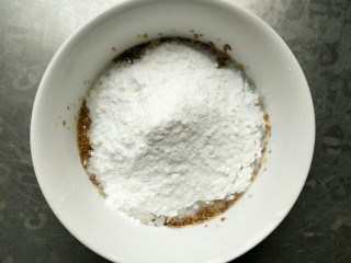 5、中式点心--水晶桂花糕,把糯米粉，澄面加入桂花糖水中