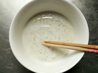 7、中式点心--水晶桂花糕,把40克色拉油分三次加入