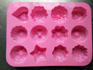 9、中式点心--水晶桂花糕,准备好模具，刷上一层油。