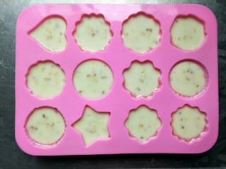 10、中式点心--水晶桂花糕,将搅拌均匀的糊糊倒入模具中，静置40分钟