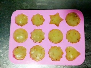 12、中式点心--水晶桂花糕,将蒸熟后的糕完全冷却