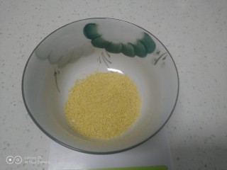 1、小米、南瓜、咸蛋清、尖椒粥,小米准备好