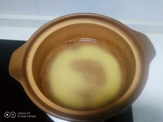 2、小米、南瓜、咸蛋清、尖椒粥,淘洗干净后放入砂锅，加入清水